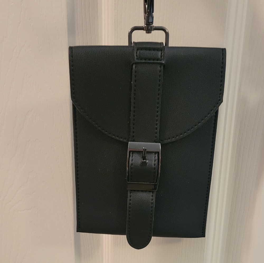 Forever 21 | Small Crossbody Shoukder Bag Purse Passport Holder Black